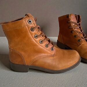 Kodiak Women’s Tan Leather Boots. USED with Box.
7.5